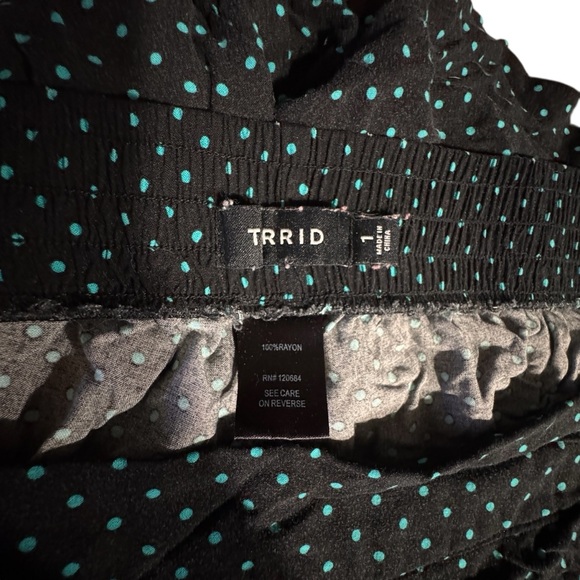 Torrid Woman’s Black Polka Dot Stretchy Pull On Shorts Size 1 - Picture 6 of 6